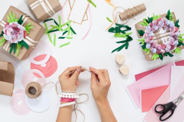 Tatil için hazırlık. Parlak kağıt hediye paketleme.