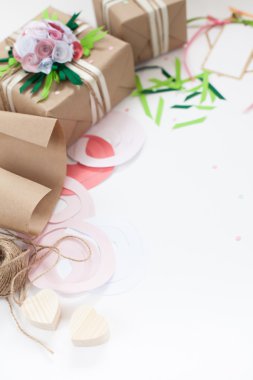 Tatil için hazırlık. Parlak kağıt hediye paketleme.