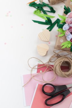 Tatil için hazırlık. Parlak kağıt hediye paketleme.