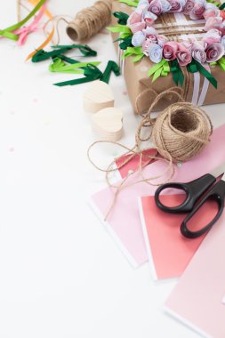 Tatil için hazırlık. Parlak kağıt hediye paketleme.