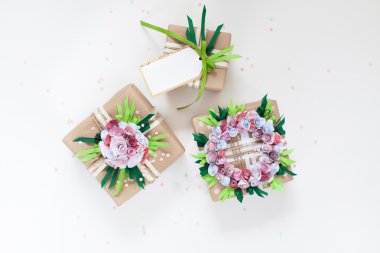 Çiçek ve kurdeleler ile renkli festival ambalajın hediyeler.