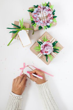 Çiçek ve kurdeleler ile renkli festival ambalajın hediyeler.