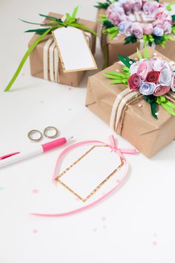 Çiçek ve kurdeleler ile renkli festival ambalajın hediyeler.