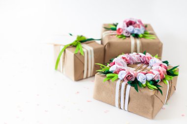 Düğün hazırlıkları. Şeritler renkli ambalaj hediyeler.