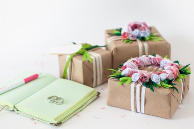 Düğün hazırlıkları. Şeritler renkli ambalaj hediyeler.