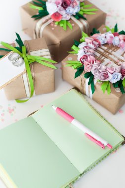 Düğün hazırlıkları. Şeritler renkli ambalaj hediyeler.