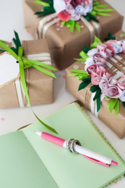 Düğün hazırlıkları. Şeritler renkli ambalaj hediyeler.