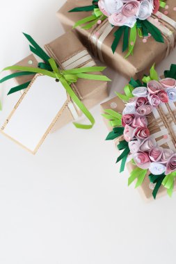 Düğün hazırlıkları. Şeritler renkli ambalaj hediyeler.