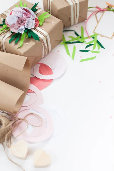 Preparação para as férias. Embalagem de presentes em papel brilhante . — Fotografia de Stock