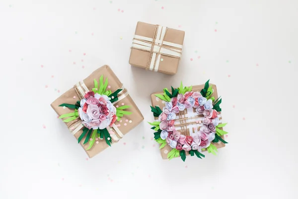 Gåvor i färgglada Festlig förpackning med blommor och band. — Stockfoto
