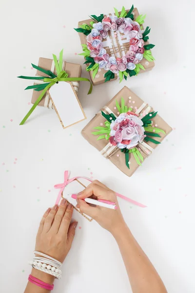 Presentes em embalagens festivas coloridas com flores e fitas . — Fotografia de Stock