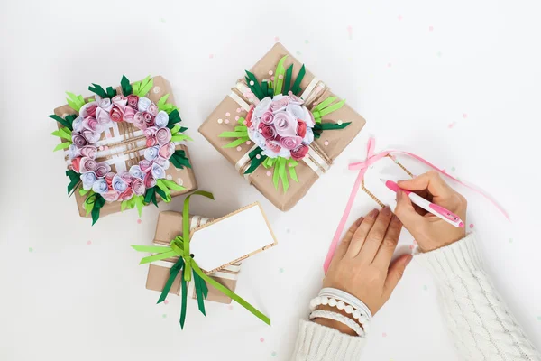 Regalos en coloridos envases festivos con flores y cintas . — Foto de Stock