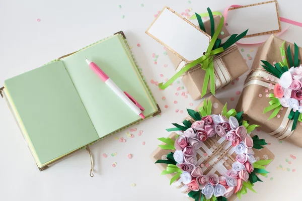 Preparativos de boda. Regalos en envases coloridos con cintas . — Foto de Stock