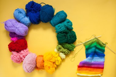 Konu parlak renkli iplik. Örgü. İplik topları.