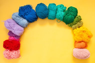 Konu parlak renkli iplik. Örgü. İplik topları.