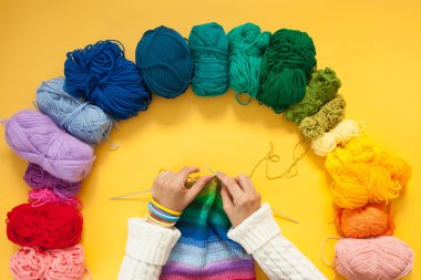 Renkli iplik topları. Örnek örgü. Kadınların elleri örme.