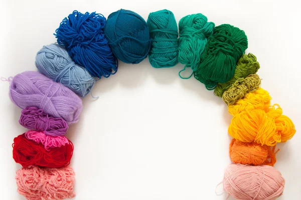 Konu parlak renkli iplik. Örgü. İplik topları.