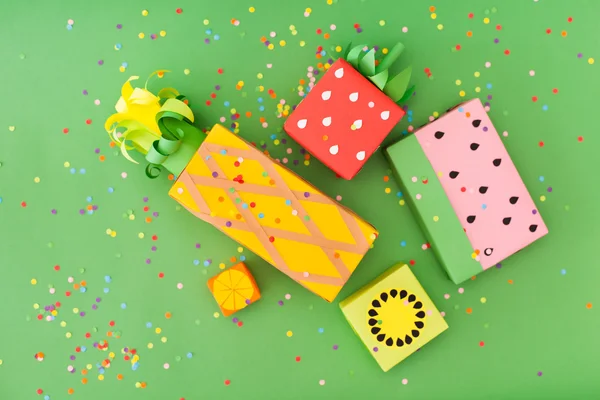 Presentes embrulhados em papel colorido. Presentes como fruta. Caixas de frutas . — Fotografia de Stock
