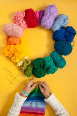 Renkli iplik topları. Örnek örgü. Kadınların elleri örme.