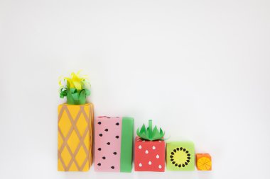 Renkli kağıda sarılmış hediyeler. Hediyeler meyve gibi. Meyve kutuları.