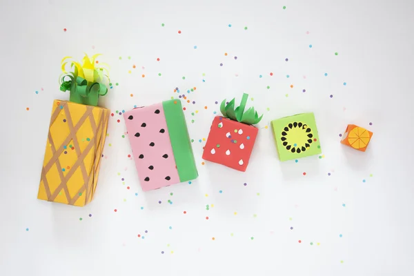 Presentes embrulhados em papel colorido. Presentes como fruta. Caixas de frutas . — Fotografia de Stock