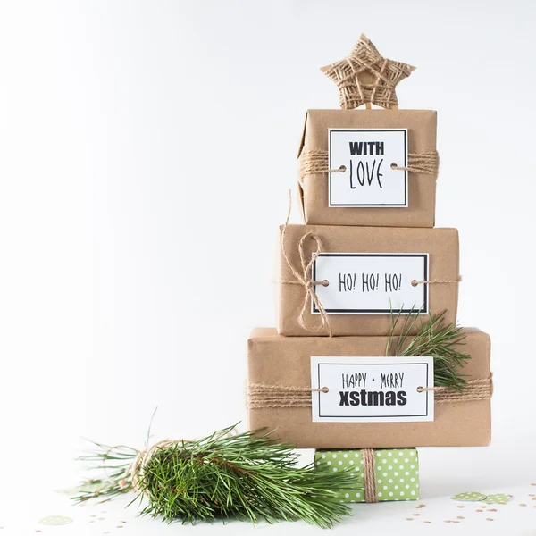Vánoční stromek z darů. Dary vyrobené z hnědého kraftu. K — Stock fotografie