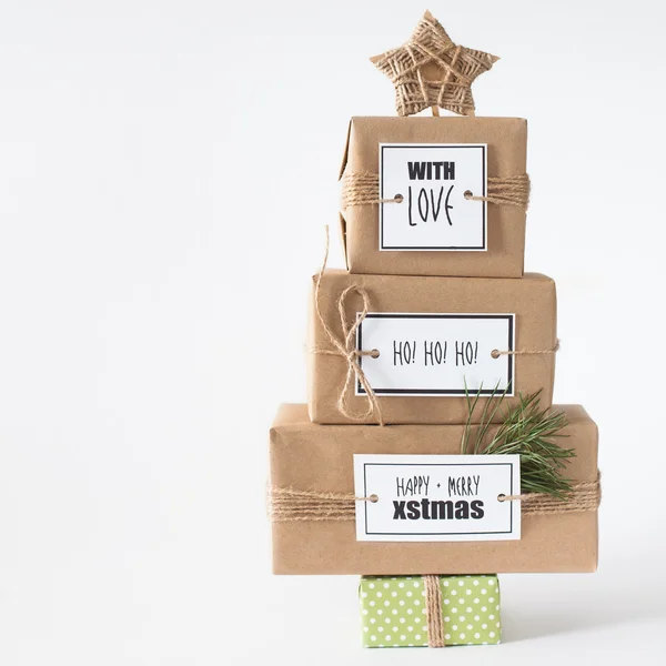Vánoční stromek z darů. Dary vyrobené z hnědého kraftu. — Stock fotografie