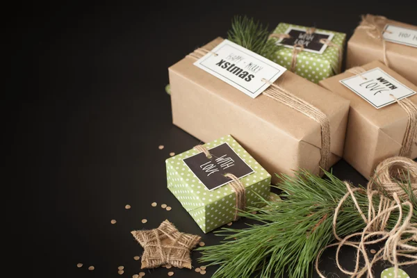 Hadiah dibungkus kertas kerajinan coklat dengan latar belakang hitam. br itu — Stok Foto