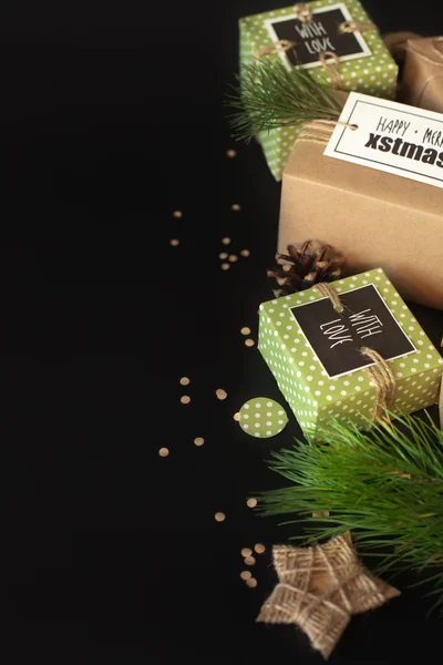 Julklappar inslagna i brun craft papper. Vit bakgrund. — Stockfoto