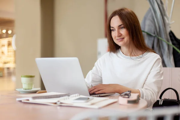 Mujer Joven Que Escribe Portátil Que Planea Horario Diario Que — Foto de Stock