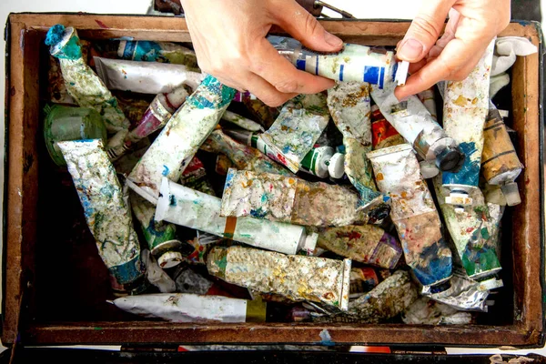 Mãos Artista Escolhendo Tubo Tinta Óleo Coleção Tubos Tinta Óleo — Fotografia de Stock