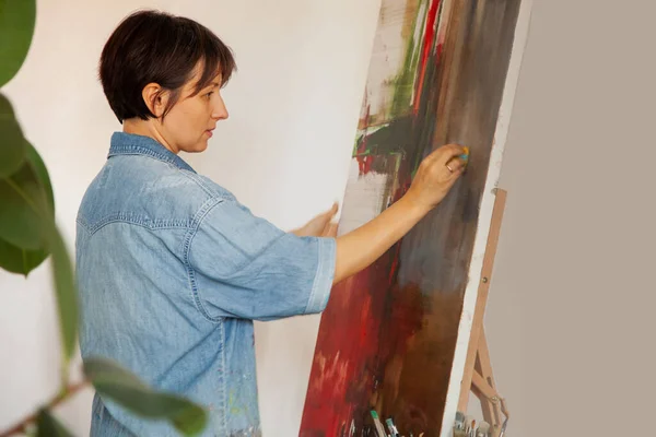 Jovem Artista Segurando Pincel Pintura Com Tinta Óleo Sobre Tela — Fotografia de Stock