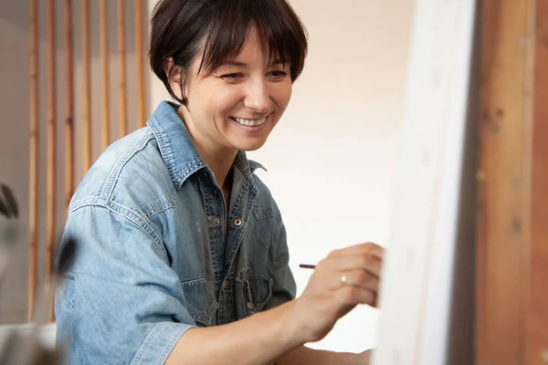 주말에 집에서 그림을 준비가 미술가 취미와 그림으로 흥분되고 영감을 — 스톡 사진