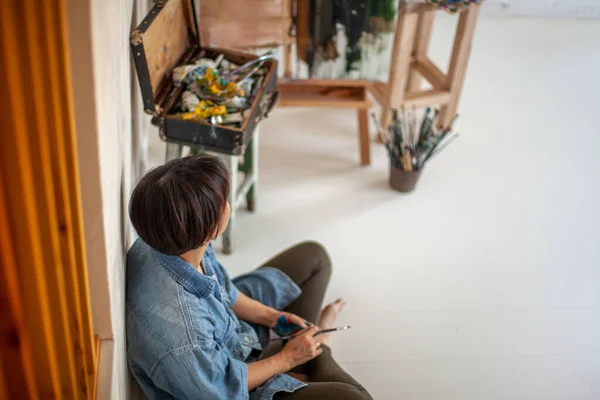 미술가가 빈티지 근처에 이젤에 유화그리기를 페인트 붓으로 연장과 양동이를 그리고 — 스톡 사진