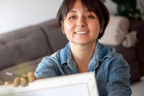 Felice Artista Femminile Che Tiene Incorniciato Tela Pennello Pronto Pittura — Foto Stock