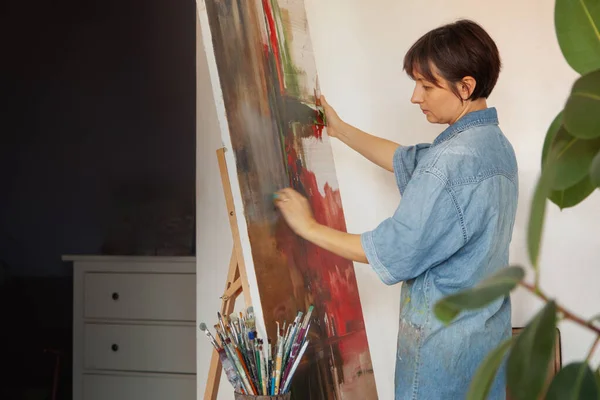 Jovem Artista Segurando Pincel Pintura Com Tinta Óleo Sobre Tela — Fotografia de Stock