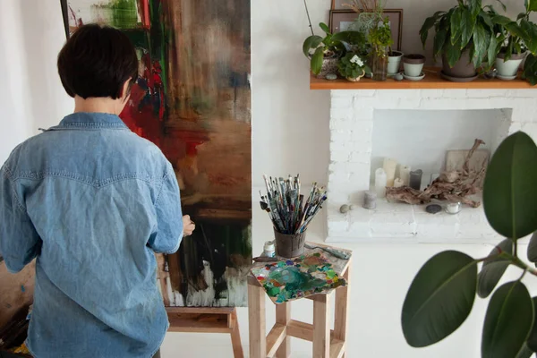 Jovem Artista Segurando Pincel Pintura Com Tinta Óleo Sobre Tela — Fotografia de Stock