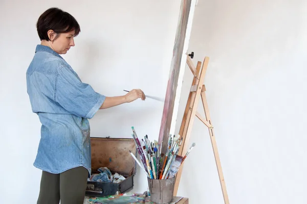 Jovem Artista Segurando Pincel Pintura Com Tinta Óleo Sobre Tela — Fotografia de Stock