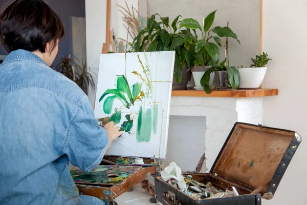 Berkonsentrasi Pada Lukisan Artis Wanita Berambut Pendek Kanvas Kapas Dengan — Stok Foto