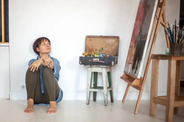 Artista Feminina Com Pincel Sentado Olhando Para Pintura Óleo Pintado — Fotografia de Stock