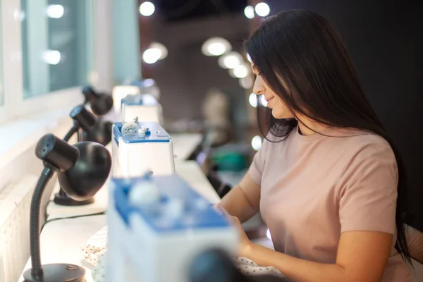 Bella Sarto Donna Con Lunghi Capelli Scuri Completando Lavoro Con — Foto Stock