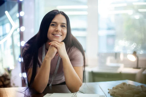 Hermosa Joven Diseñadora Está Tomando Notas Medidas Ropa Cuaderno Estudio —  Fotos de Stock