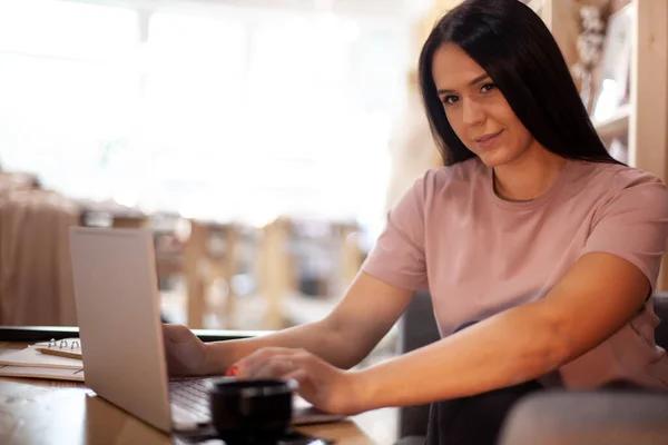 Giovane Donna Concentrata Seduta Digitando Note Con Piani Sul Computer — Foto Stock