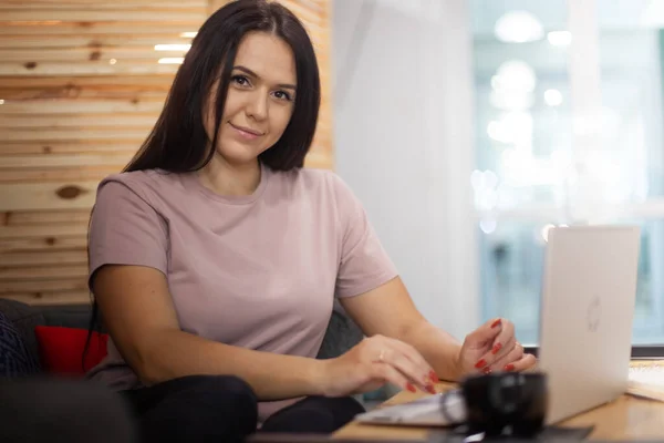 Giovane Donna Concentrata Seduta Digitando Note Con Piani Sul Computer — Foto Stock