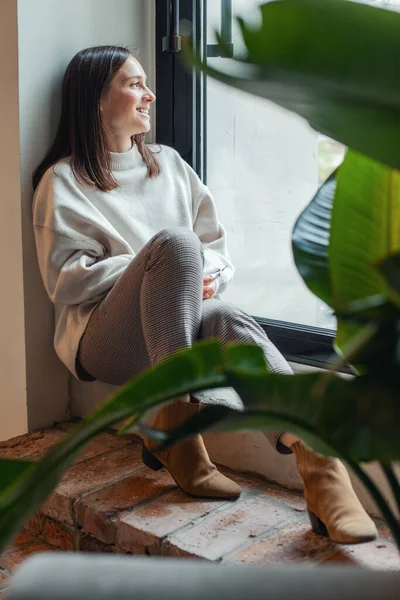 스웨터를 커피를 목표를 계획하고 일기에 필기를 영감과 집중적 사업가 — 스톡 사진