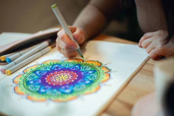 Mujer Joven Mandala Para Colorear Con Marcadores Rosario Blanco Mesa —  Fotos de Stock