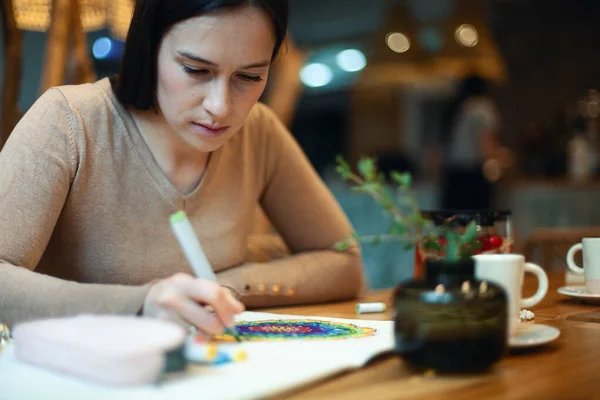 Mujer Joven Mandala Para Colorear Con Marcadores Rosario Blanco Mesa — Foto de Stock