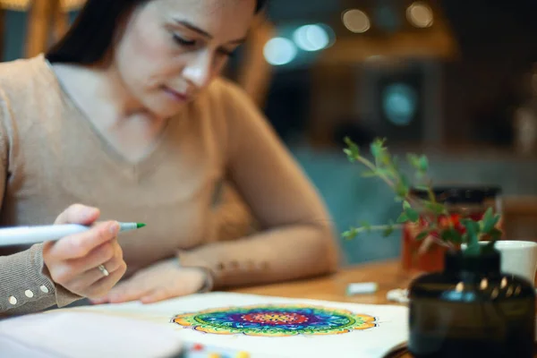 Mujer Joven Mandala Para Colorear Con Marcadores Rosario Blanco Mesa — Foto de Stock