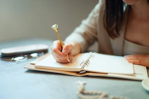 Hermosa Joven Con Pelo Largo Oscuro Traje Escribiendo Sus Planes — Foto de Stock