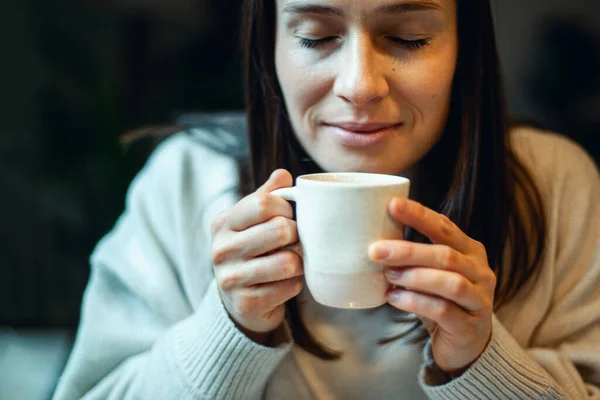 穿着暖和毛衣的年轻女人拿着一杯咖啡 为新的一年规划个人目标 并在日记上写笔记 灵感和动机的概念 集中的女商人 — 图库照片